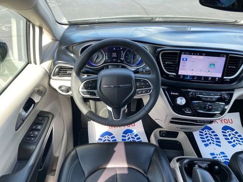 Used 2024 Chrysler Pacifica Touring-L image 22