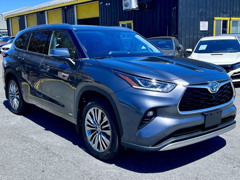 Used 2020 Toyota Highlander Limited Platinum image 3