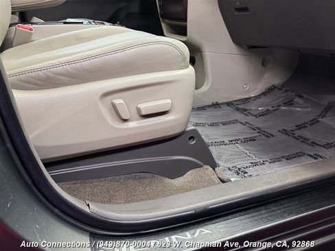 Used 2013 Toyota Sienna XLE image 33