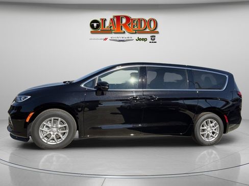 New 2026 Chrysler Pacifica Select image 5