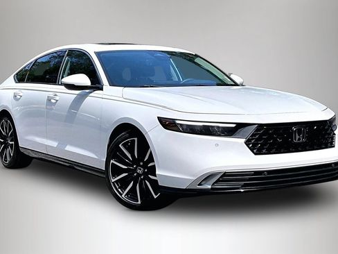 Used 2024 Honda Accord Touring image 2