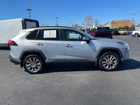 Used 2020 Toyota RAV4 XLE Premium image 9