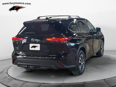 Used 2023 Toyota Highlander XLE image 3