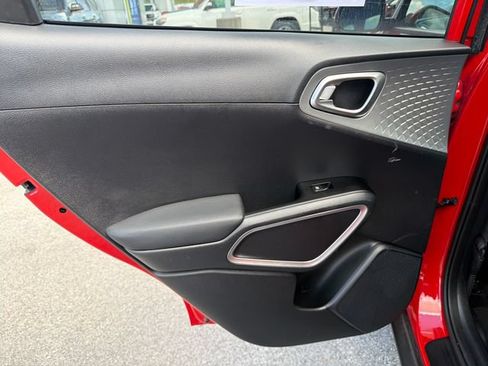 Used 2025 Kia Soul LX w/ LX Technology Package FWD image 29