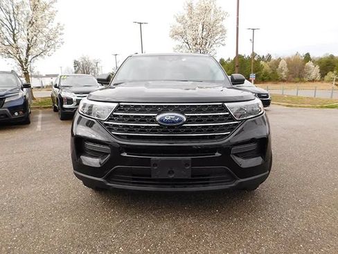 Used 2023 Ford Explorer XLT AWD/4WD image 3
