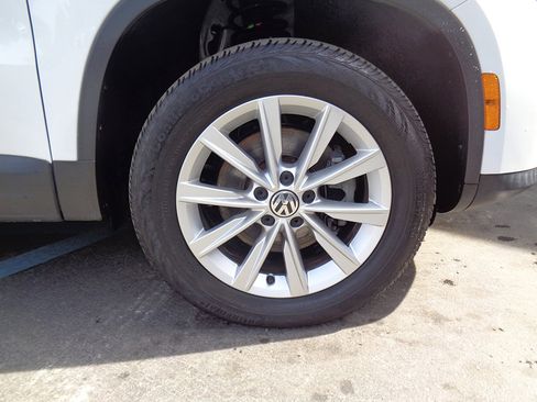 Used 2017 Volkswagen Tiguan Limited w/ Premium Package image 9