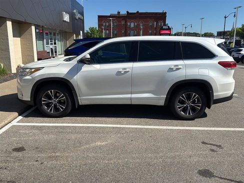 Used 2018 Toyota Highlander LE AWD/4WD image 19