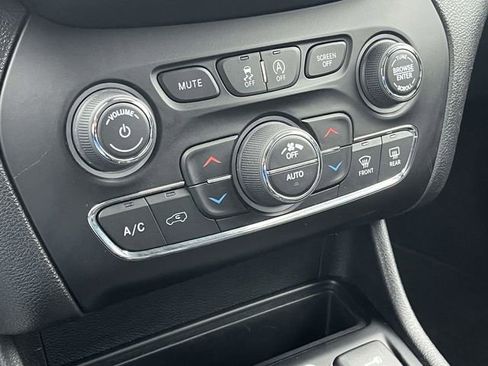 Used 2021 Jeep Cherokee Limited image 32