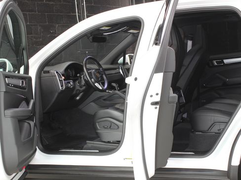 Used 2022 Porsche Cayenne Platinum Edition image 31