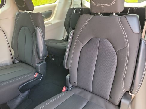 Used 2023 Chrysler Voyager LX FWD image 9