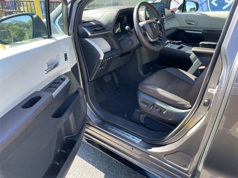 Certified 2023 Toyota Sienna Platinum image 14