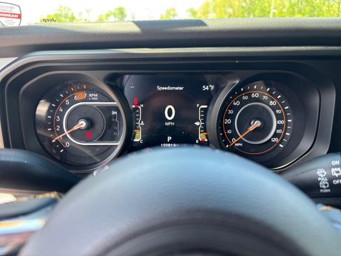 Used 2024 Jeep Wrangler Unlimited Sahara AWD/4WD image 18