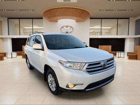 Used 2013 Toyota Highlander Plus FWD image 3