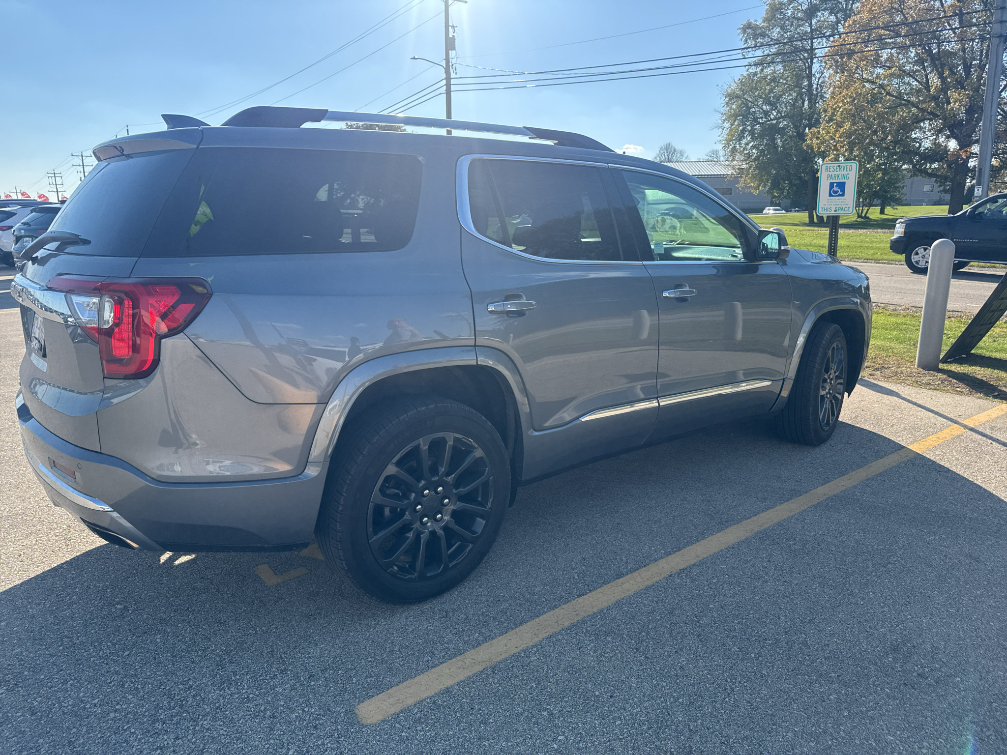 Used 2020 GMC Acadia Denali w/ Technology Package FWD image 2