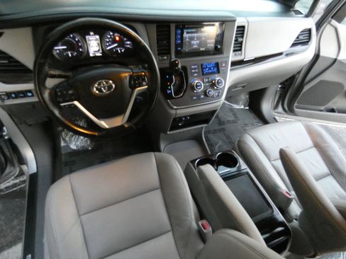 Used 2015 Toyota Sienna XLE image 21