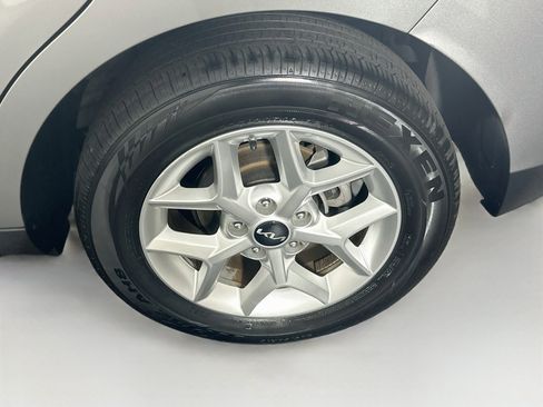 Used 2025 Kia Soul LX w/ LX Technology Package FWD image 11
