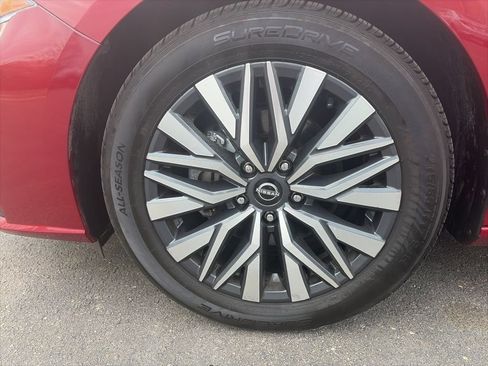 Used 2025 Nissan Altima 2.5 SV FWD image 19