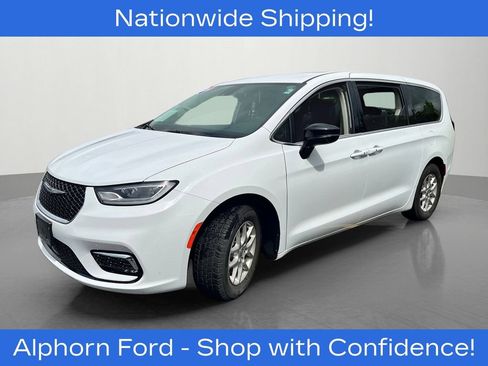 Used 2024 Chrysler Pacifica Touring-L FWD image 6