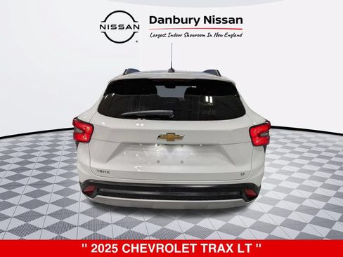 Used 2025 Chevrolet Trax LT w/ Driver Confidence Package FWD image 4