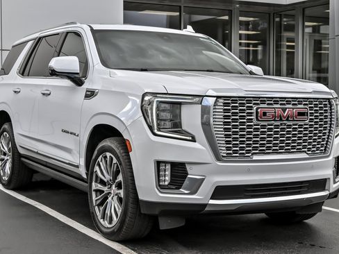 Used 2021 GMC Yukon Denali w/ Denali Premium Package image 10