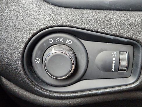 Used 2023 Jeep Renegade Latitude AWD/4WD image 22