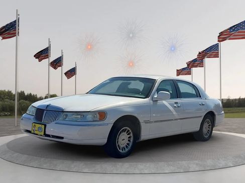 Used 2001 Lincoln Town Car Cartier RWD image 2