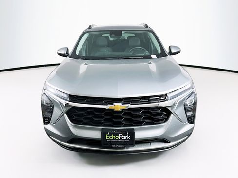 Used 2025 Chevrolet Trax LT w/ LT Convenience Package image 2