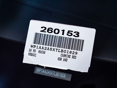 Certified 2026 Porsche Macan AWD/4WD image 31