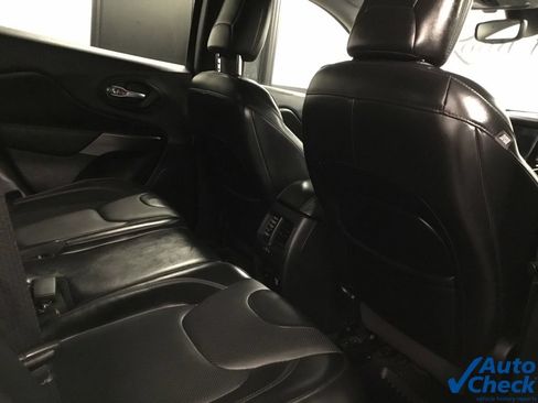 Used 2019 Jeep Cherokee Limited w/ Luxury Group AWD/4WD image 32