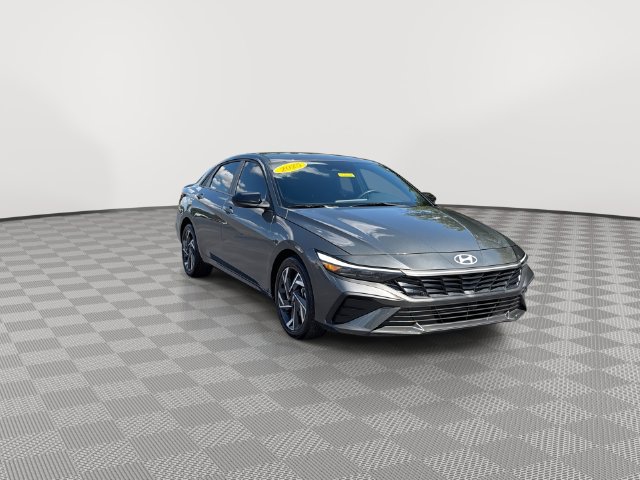Used 2025 Hyundai Elantra Sport FWD image 3