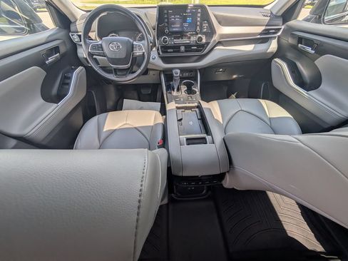 Used 2022 Toyota Highlander XLE FWD image 26