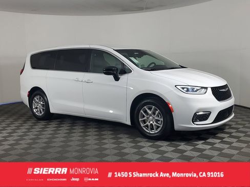 New 2026 Chrysler Pacifica Select image 1