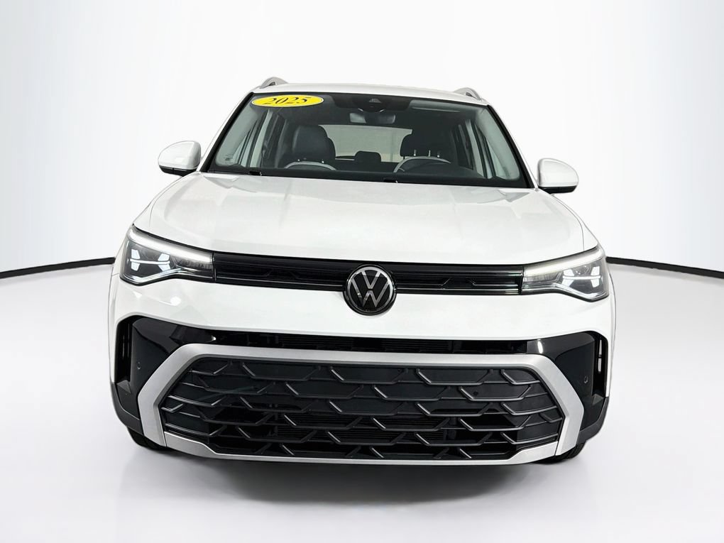 Used 2025 Volkswagen Taos SE AWD/4WD image 2