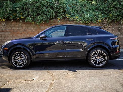 Used 2023 Porsche Cayenne Platinum Edition image 4