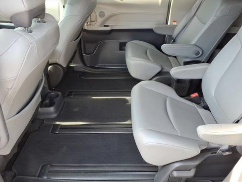 Used 2023 Toyota Sienna XLE FWD image 14