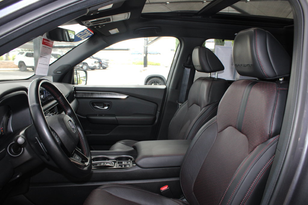 Used 2025 Honda Pilot Black Edition image 8