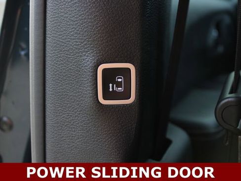 Used 2025 Chrysler Pacifica Limited FWD image 8