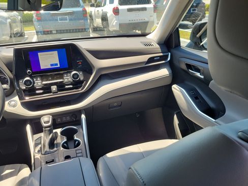 Used 2023 Toyota Highlander XLE FWD image 17