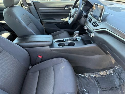 Used 2025 Nissan Altima 2.5 SV FWD image 31