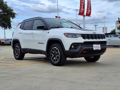Used 2025 Jeep Compass Trailhawk AWD/4WD image 3