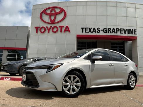 Used 2025 Toyota Corolla LE FWD image 2