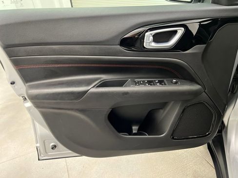 Used 2025 Jeep Compass Trailhawk image 6