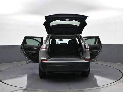 Used 2019 Jeep Cherokee Latitude Plus w/ Cold Weather Group AWD/4WD image 32