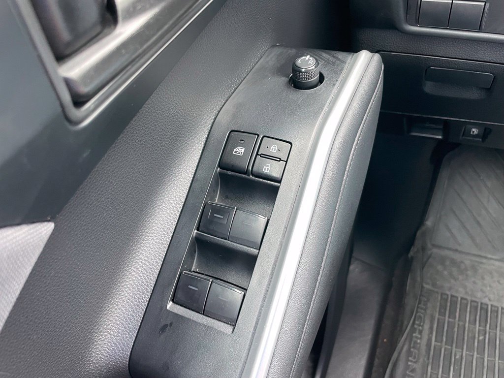 Used 2023 Toyota Highlander L AWD/4WD image 21