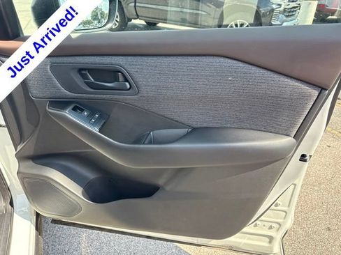 Used 2023 Nissan Rogue S AWD/4WD image 17