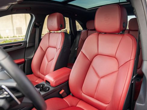 Used 2025 Porsche Macan image 5