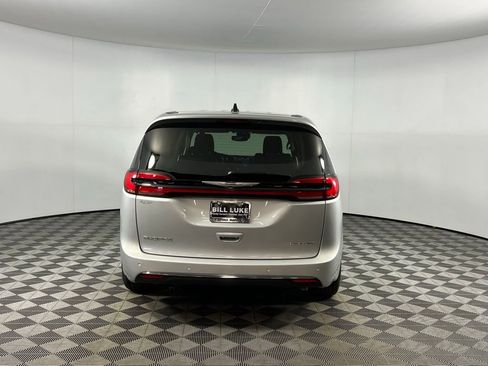 Used 2024 Chrysler Pacifica Limited image 7