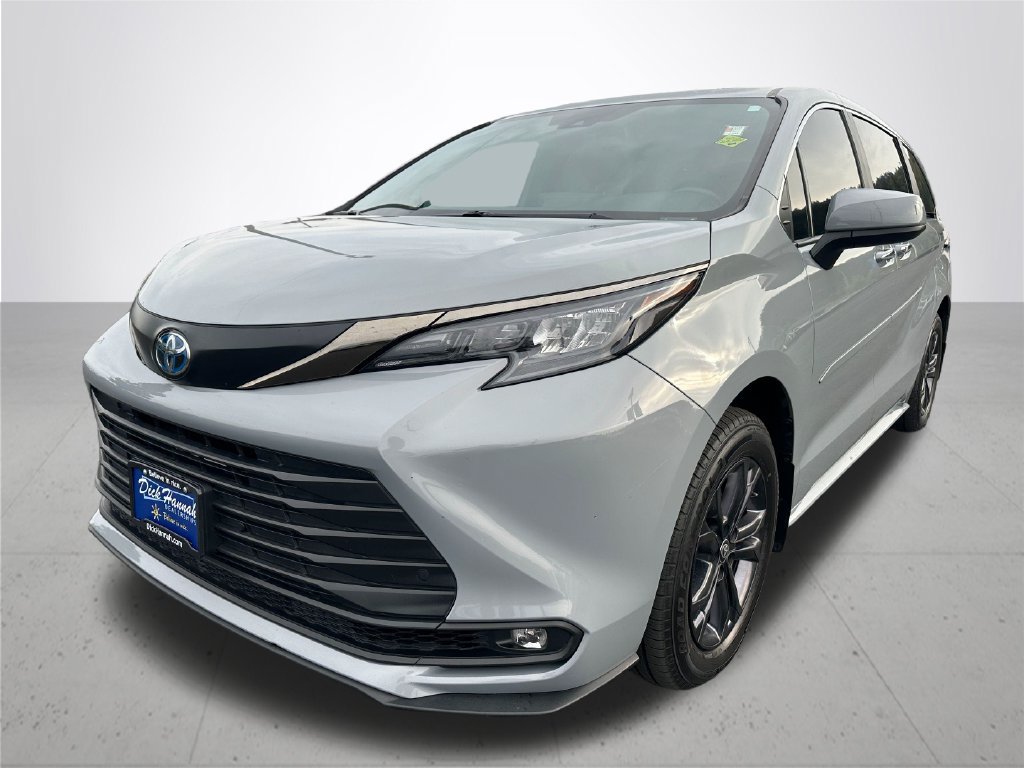Used 2024 Toyota Sienna XLE Woodland Edition AWD/4WD image 2