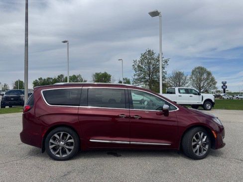 Used 2020 Chrysler Pacifica Limited w/ Tire & Wheel Group FWD image 10