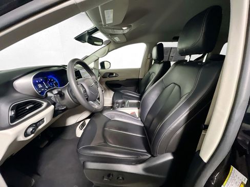 Used 2024 Chrysler Pacifica Touring-L FWD image 14